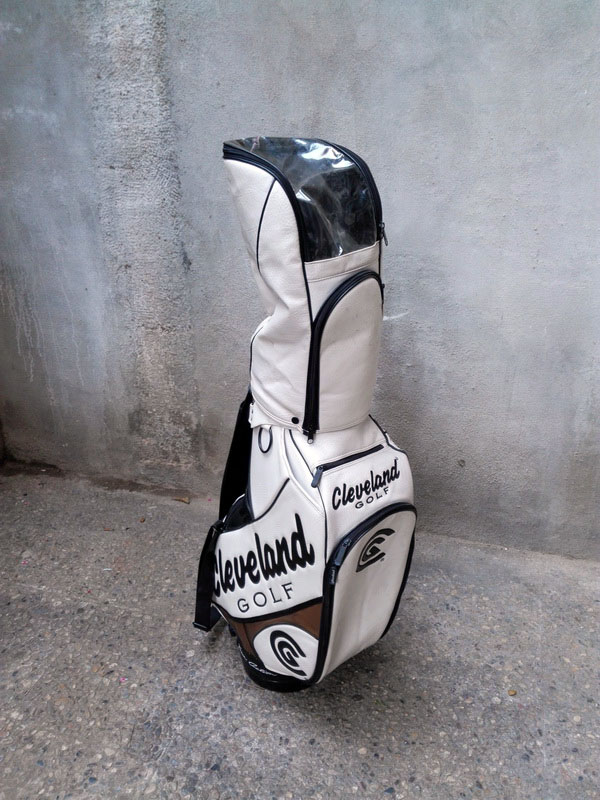 bolsa golf cleveland piel negro blanco. 90-127x26x46 1u